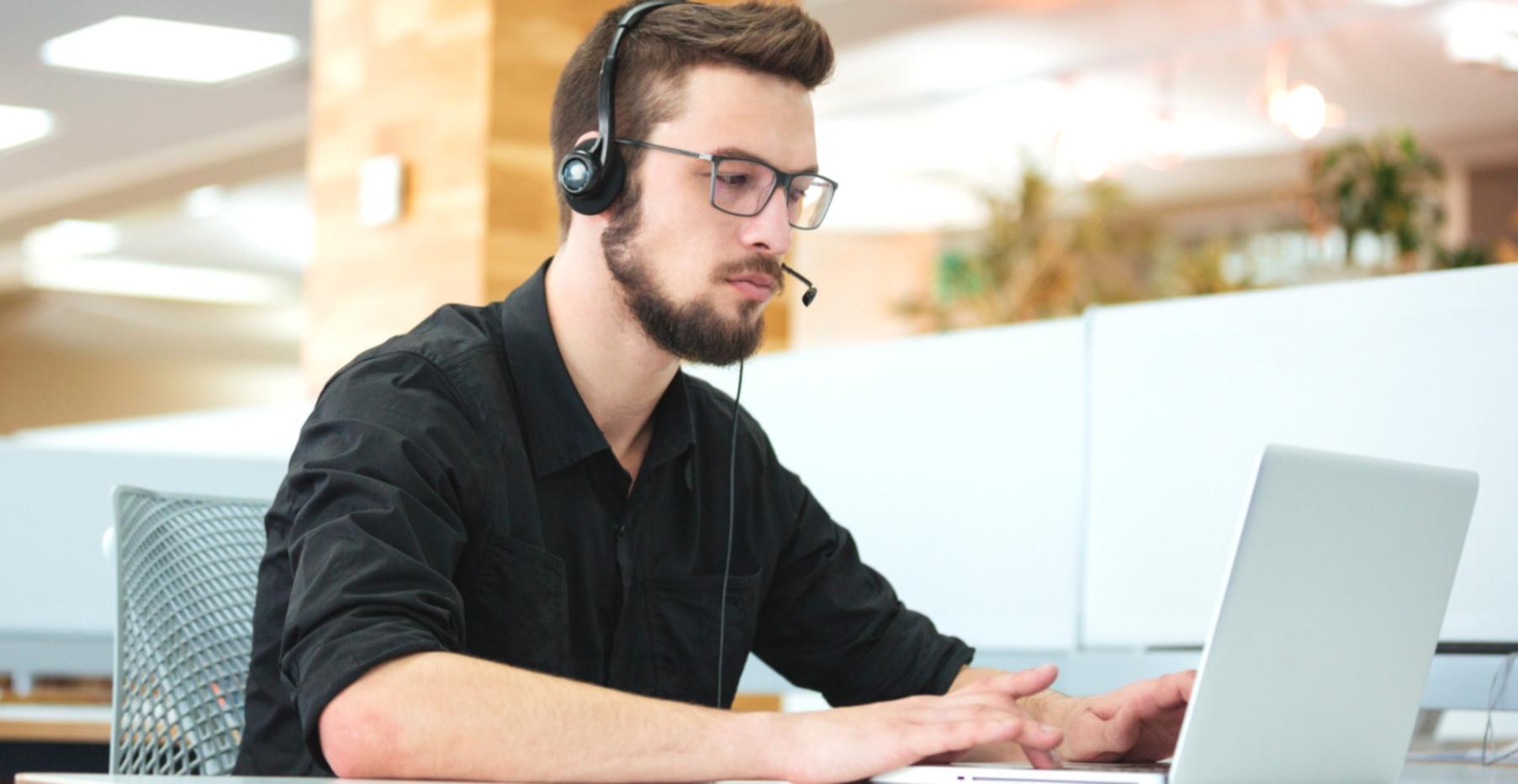 Equipo colaborando en proyectos financieros innovadores