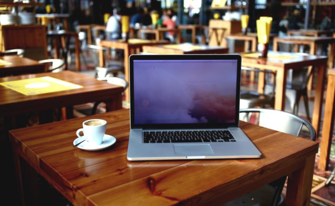 Persona analizando conceptos financieros con confianza